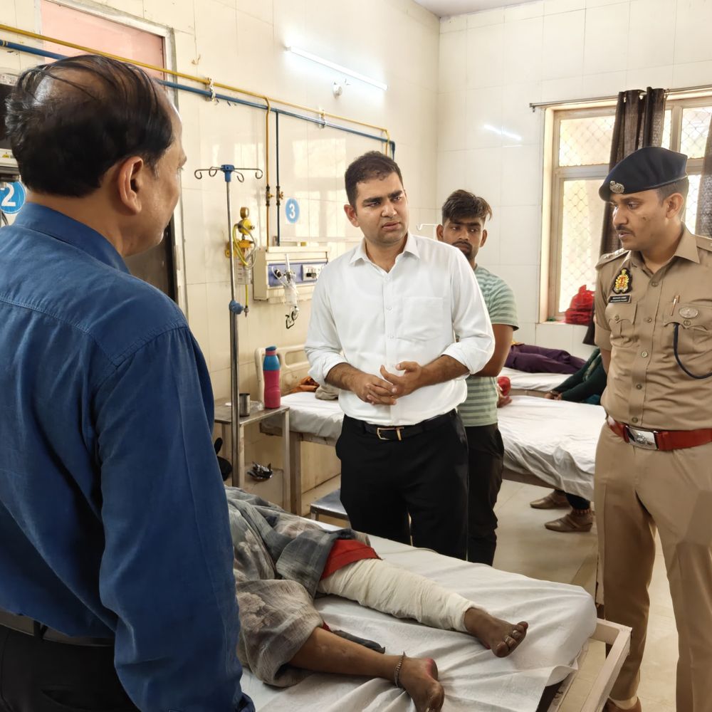 कौशांबी में मिट्टी ढहने से मां-बेटी समेत 3 की मौत:दोनों डिप्टी सीएम ने जताया दुःख, दो घायल, डीएम-एसपी ने जाना घायलों का हाल