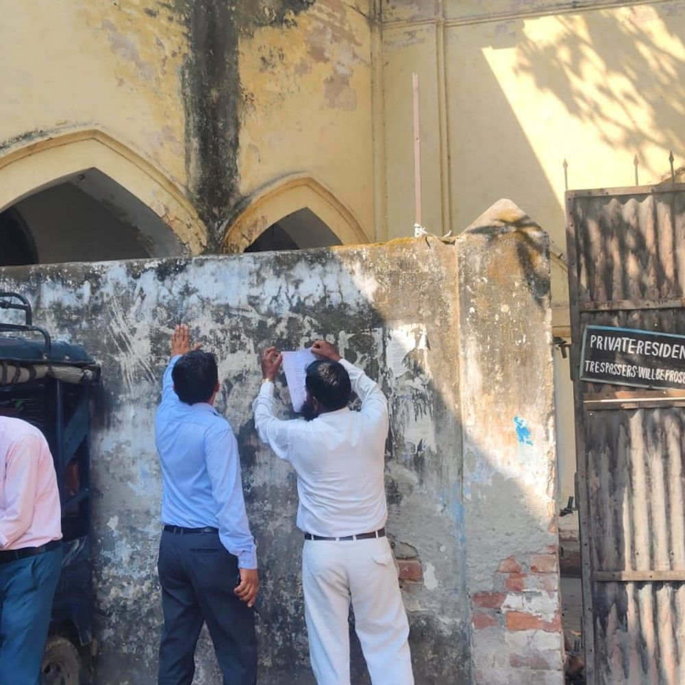 रानी कोठी से अवैध कब्जा हटाने को लेकर डीएम सख्त:सीतापुर में अवैध कब्जेदारों को 15 दिन की मोहलत, बेदखली नोटिस चस्पा
