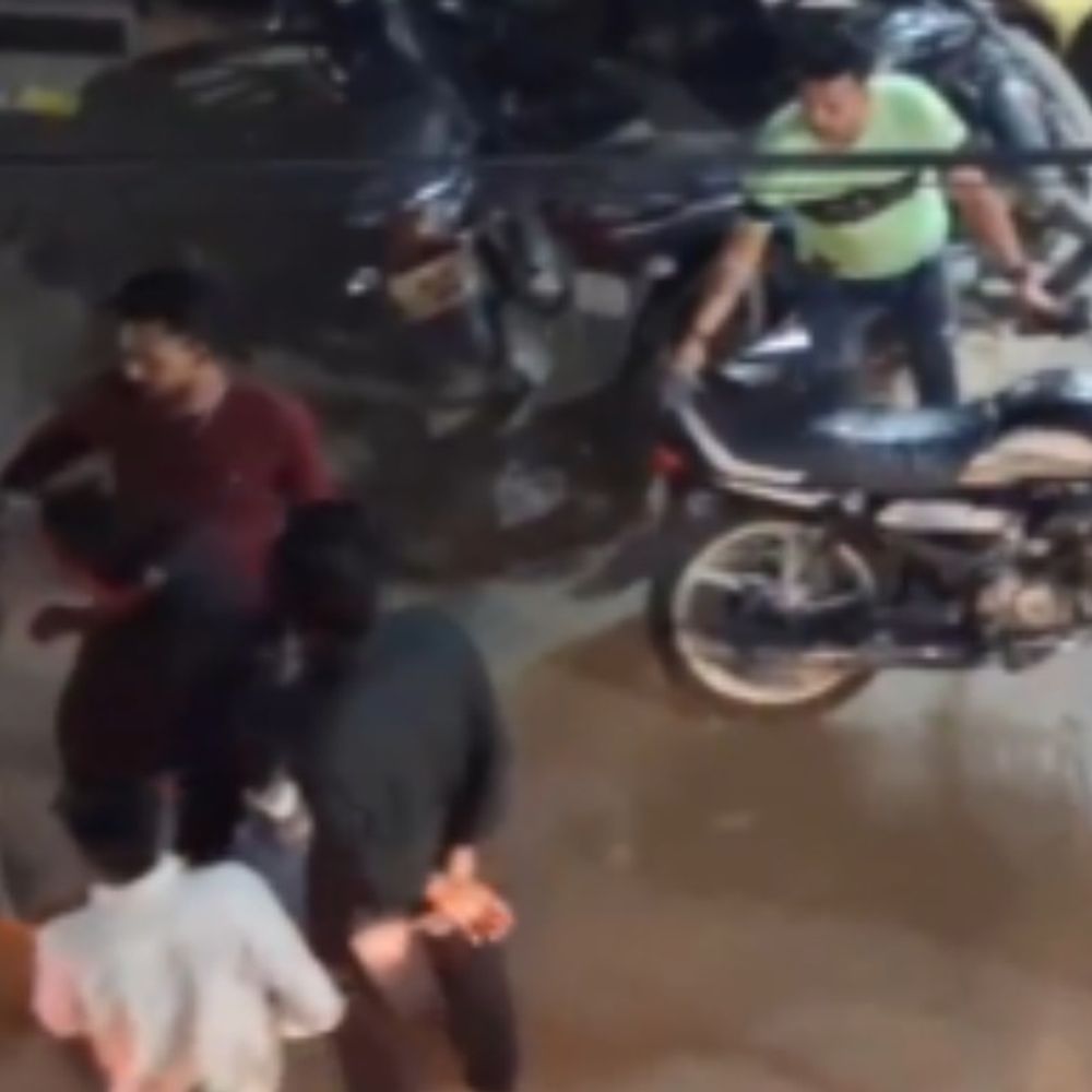 मिर्जापुर में बीच सड़क युवक की पिटाई:हमलावरों ने घेरकर किया हमला, कपड़े फटे; युवक जान बचाकर भागा