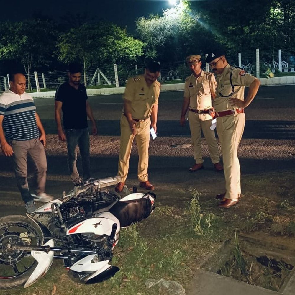 ग्रेटर नोएडा में पुलिस मुठभेड़ में चेन स्नैचर गिरफ्तार:पैर में गोली लगने से घायल, दूसरा साथी फरार; कई मामले दर्ज