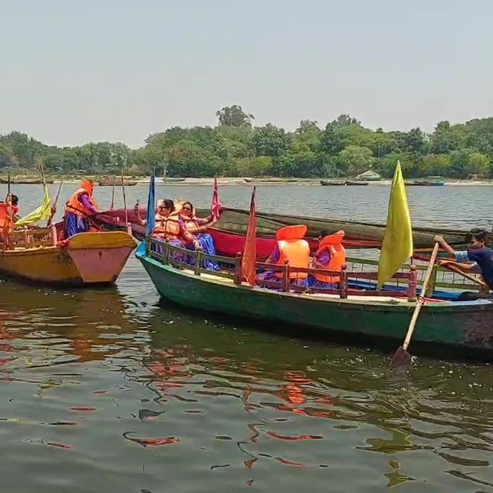 यमुना घाटों पर लौटी रौनक:नियमों के साथ नाव संचालन फिर से शुरू