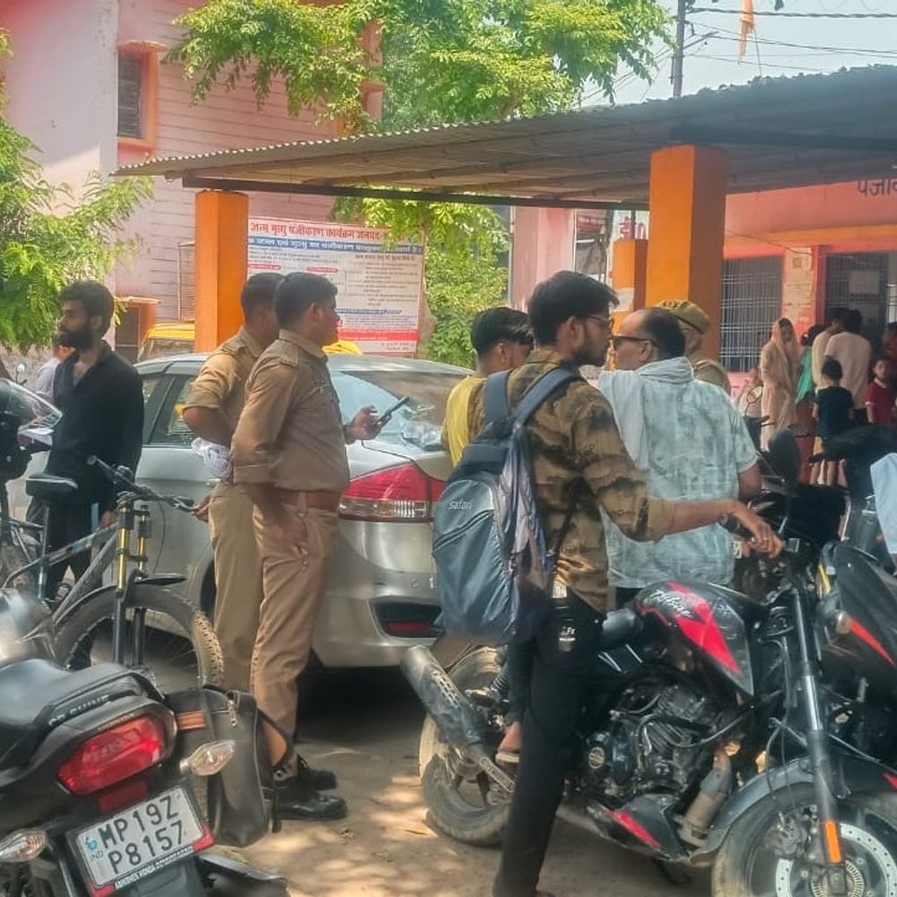 औरैया में बुजुर्ग ने खेत में खाया जहर:इलाज के दौरान दम तोड़ा, पोस्टमॉर्टम कराने से परिजनों ने किया इनकार