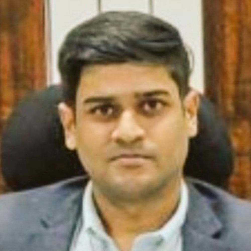 मऊ के नए डीएम बने GDA के उपाध्यक्ष आनंद वर्धन:प्रवीण मिश्रा का तबादला, विशेष सचिव समाज कल्याण की जिम्मेदारी मिली