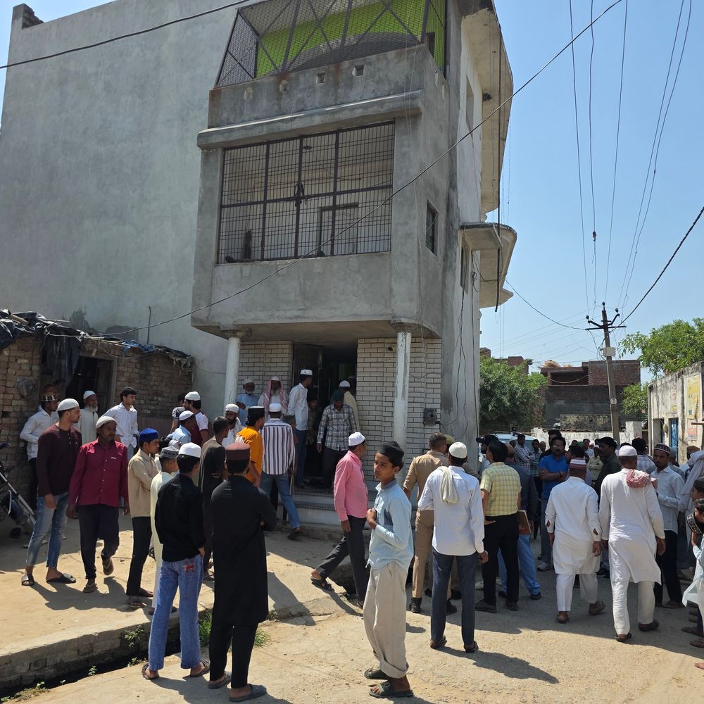 संभल में कब्रिस्तान भूमि पर बनी मस्जिद पर बेदखली आदेश:DM कोर्ट में अपील की, मुतव्वली बोले- 60 साल पुरानी मस्जिद पर फैसला मंजूर होगा