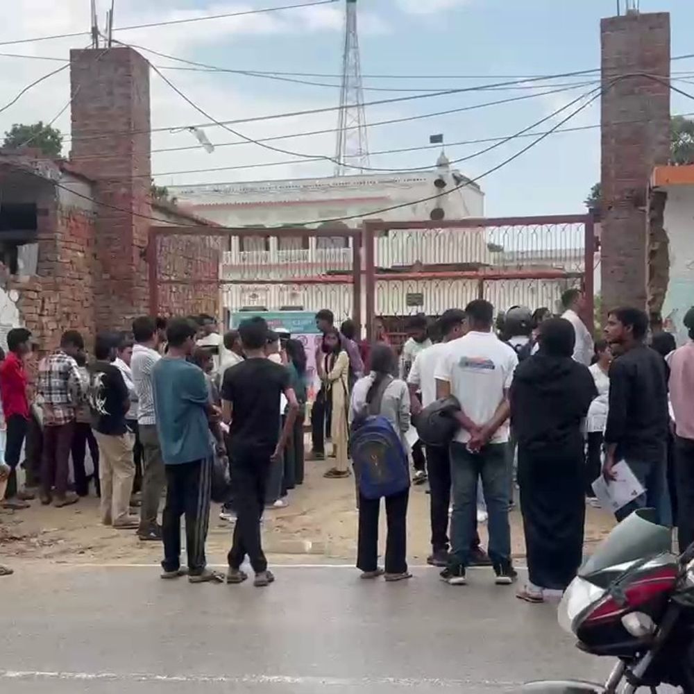 आजमगढ़ में शांतिपूर्वक संपन्न हो रही नीट परीक्षा:सुरक्षा व्यवस्था के किए गए हैं व्यापक इंतजाम, सीसीटीवी से हो रही निगरानी