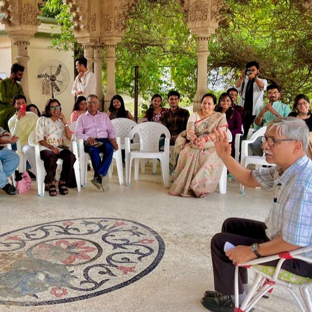 ‘दास्तान-ए-इलाहाबाद’ में शहर की कहानियां सुनाईं:शहर को समझना है तो उसकी कहानियां पढ़ें, युवाओं को विरासत से जुड़ने का संदेश