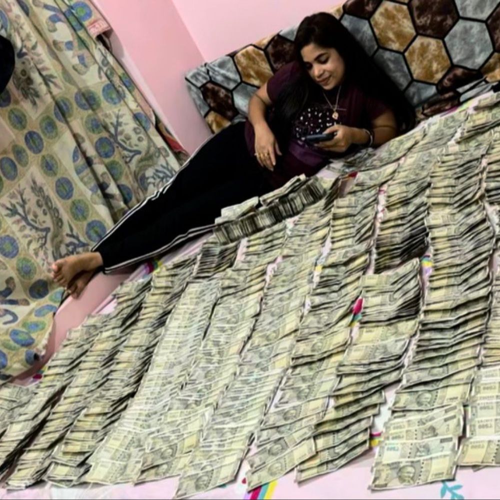 500-500 के नोट बिछाकर सोने वाली लड़की टंकी पर चढ़ी:चिल्लाकर बोली- जान दे दूंगी; 9 घंटे तक ड्रामा किया; लवमैरिज की थी