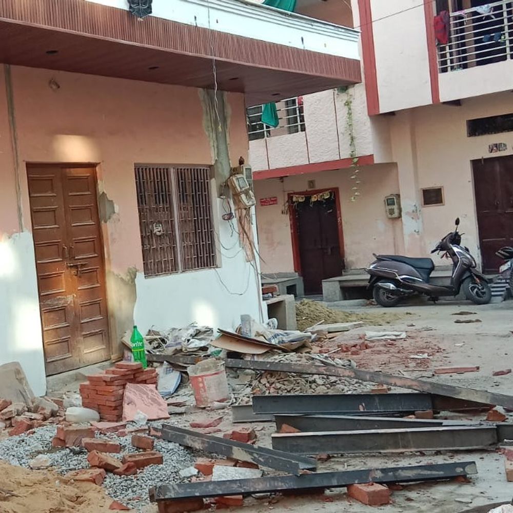 निर्माणाधीन मकान से गिरे तीन मजदूर के उजड़ गए घर:बस्ती की गलियों में सन्नाटा, गृहस्वामी पर FIF दर्ज