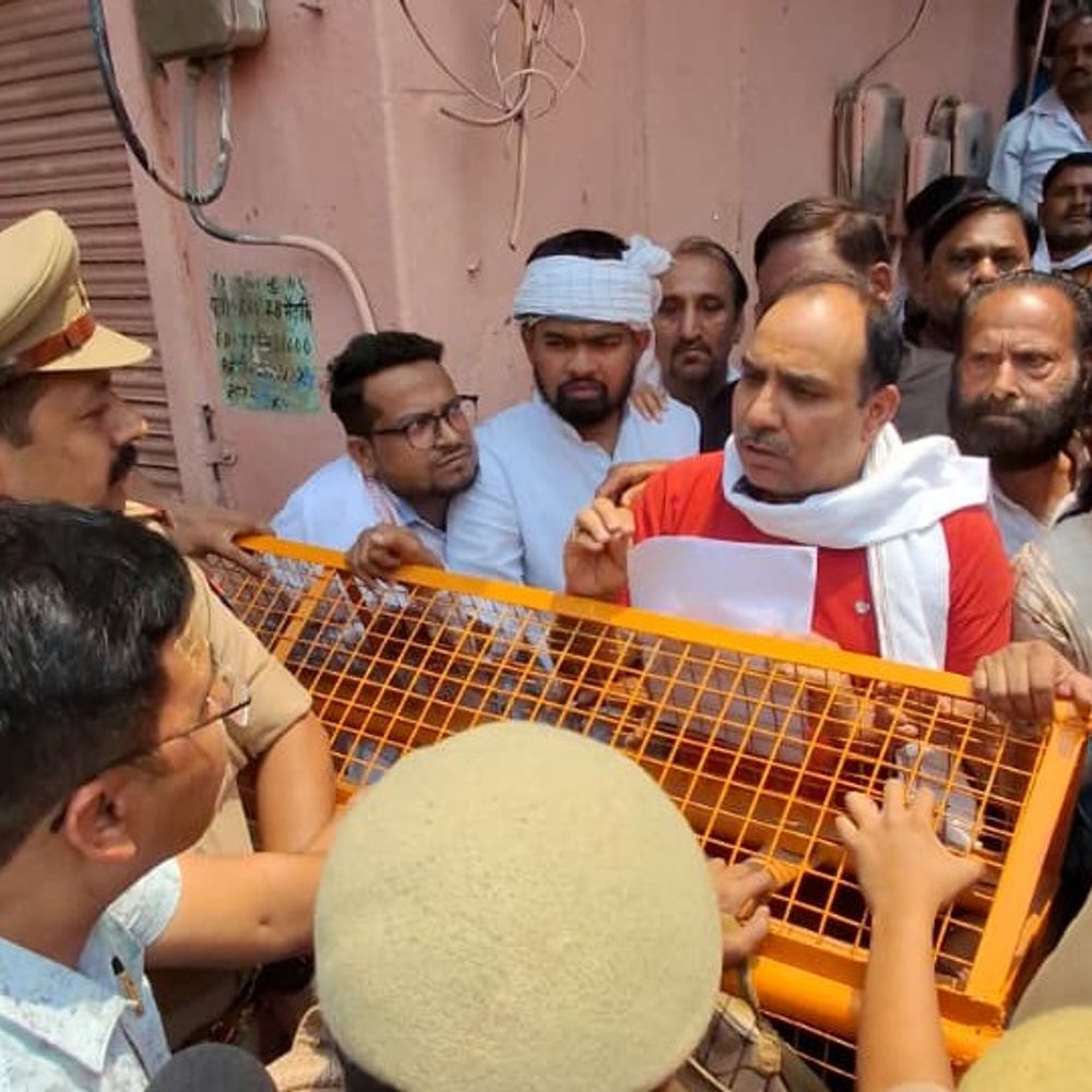 काशीविश्वनाथ एप के विरोध में कांग्रेसियों की पुलिस से नोकझोंक:बैरिकेडिंग लगाकर कार्यालय का रास्ता रोका, CEO-SDM को हटाने का ज्ञापन