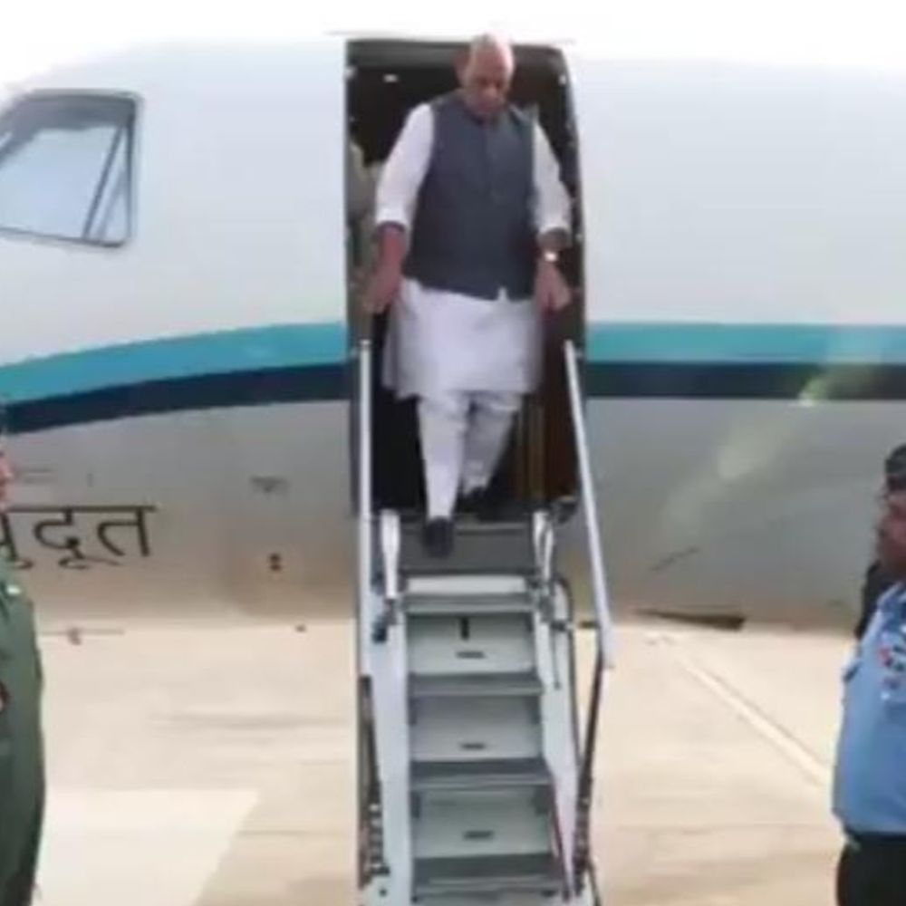 रक्षा मंत्री राजनाथ सिंह प्रयागराज पहुंचे:कुछ देर बाद अरैल पहुंचेंगे, कल नॉर्थ टेक सिम्पोजियम का करेंगे शुभारंभ