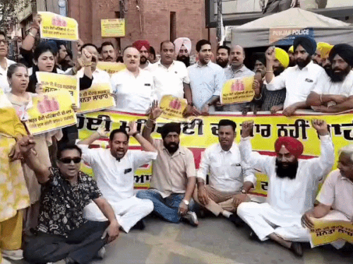 अमृतसर में AAP का रोष-प्रदर्शन:  काॅमर्शियल सिलेंडर की कीमत में बढ़ोतरी का किया विरोध; केंद्र सरकार के खिलाफ की नारेबाजी – Amritsar News