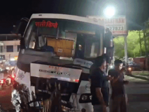 पाली में डिवाइडर पर चढ़ी सवारियों से भरी रोडवेज बस:  ड्राइवर बोला- टेम्पो को बचाने के कारण हुआ हादसा, सभी यात्री सुरक्षित – Pali (Marwar) News