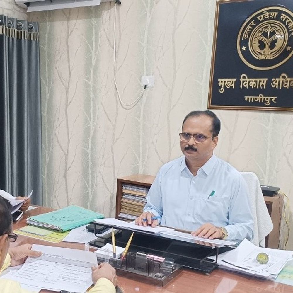 गाजीपुर सीडीओ संतोष कुमार वैश्य का तबादला:आंगनबाड़ी भर्ती विवाद के बाद आगरा नगर आयुक्त बने; आलोक प्रसाद नए सीडीओ