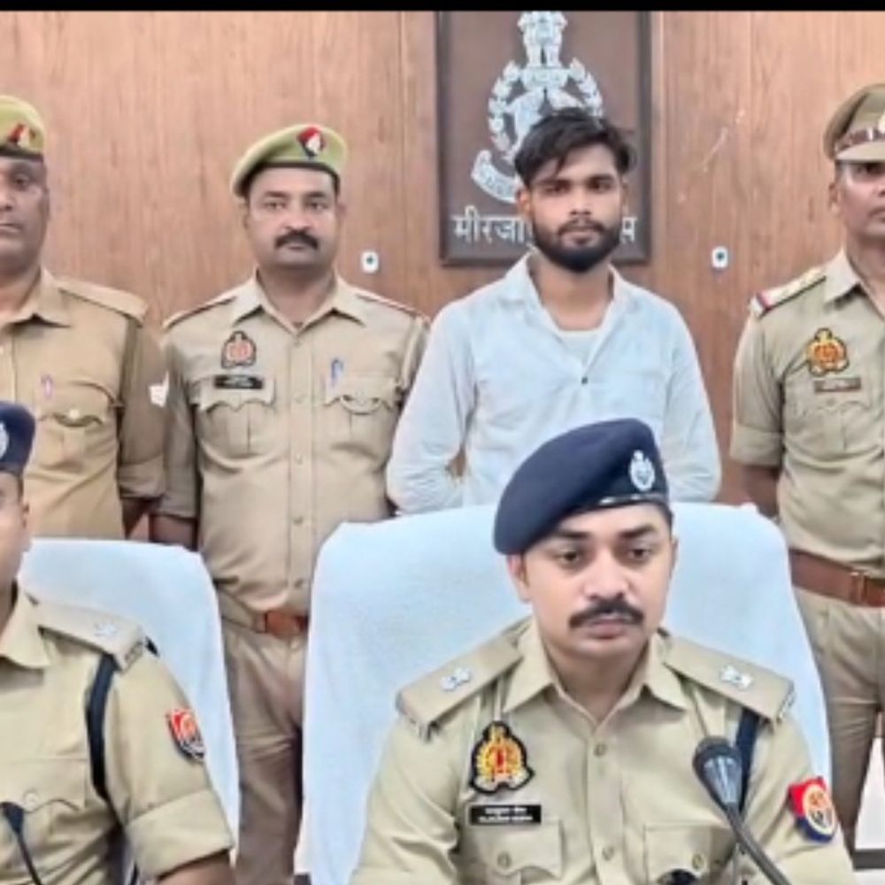 कछवां में पुलिस मुठभेड़ में 2 अंतरजनपदीय असलहा तस्कर गिरफ्तार:3 पिस्टल, कारतूस और बिना कागजात की बाइक बरामद; 2 साथी फरार