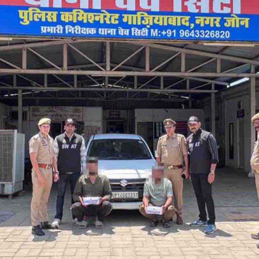गाजियाबाद पुलिस ने दो हथियार तस्कर गिरफ्तार किए:ऑपरेशन प्रहार में अवैध पिस्टल, कारतूस और कार बरामद