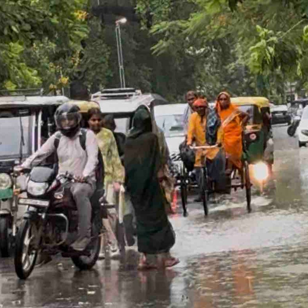 गोरखपुर में तेज बारिश से बिगड़े हालात:सड़कों पर घुटनों तक भरा पानी, लगा लंबा जाम