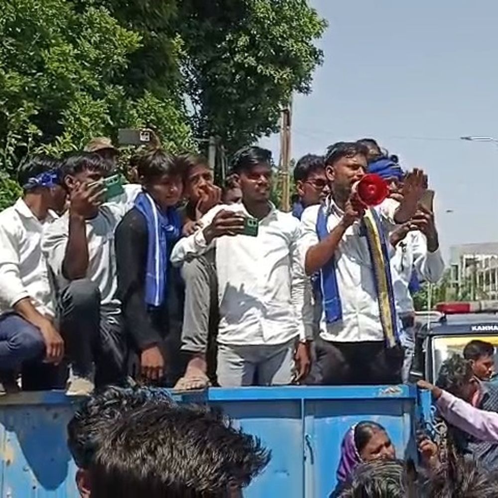 भीम आर्मी जिलाध्यक्ष को प्रशासन ने रास्ते में रोका:कन्नौज में करणी सेना से धमकी के आरोप पर प्रदर्शन, औरैया-कन्नौज रोड पर लगा रहा जाम