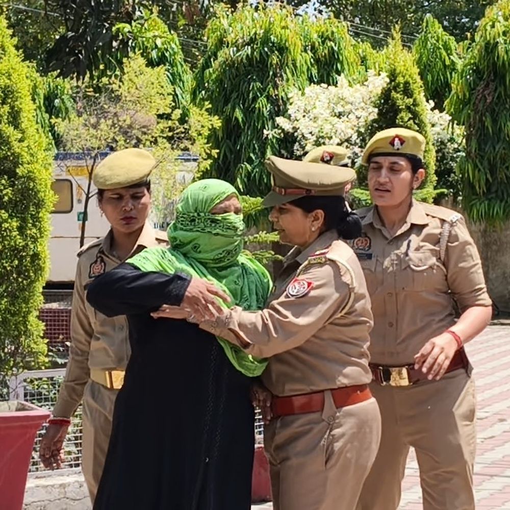 सहारनपुर में बुर्कानशी महिला का SSP दफ्तर पर हंगामा:न्याय न मिलने पर आत्मदाह की चेतावनी, हिरासत में लिया