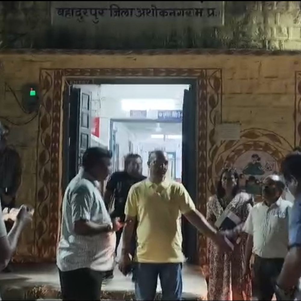 अशोकनगर में शव पैदल ले जाने पर एक्शन:रात में अस्पताल पहुंचे कलेक्टर; केयरटेकर को हटाया, पोस्टमार्टम इंचार्ज पर भी होगी कार्रवाई