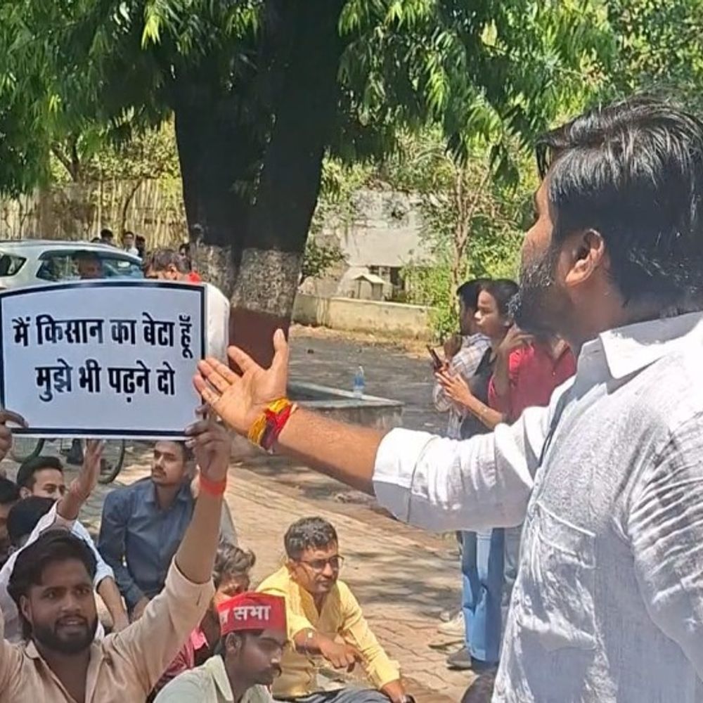 मैं किसान का बेटा, मुझे भी LU में पढ़ने दो':फीस वृद्वि के खिलाफ तख्ती लेकर छात्रों का प्रदर्शन, सड़क पर बैठकर दिया धरना