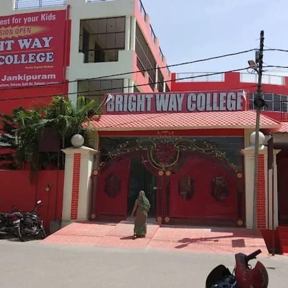लखनऊ में ब्राइट वे कॉलेज ने बढ़ी फीस घटाई:पहले 25% बढ़ाई थी फीस, दबाव बढ़ने पर लिया यू टर्न