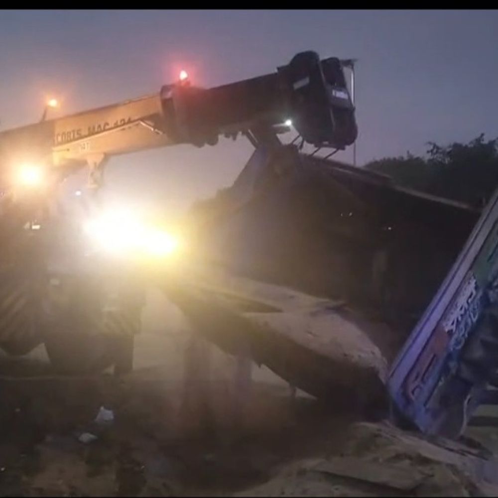 धारदार प्लेट से पंचर किए ट्रैक्टर के टायर:NH-44 पर वन विभाग ने पकड़ा अवैध रेत से भरा वाहन; माफिया के हमले से बचने अपनाया नया तरीका