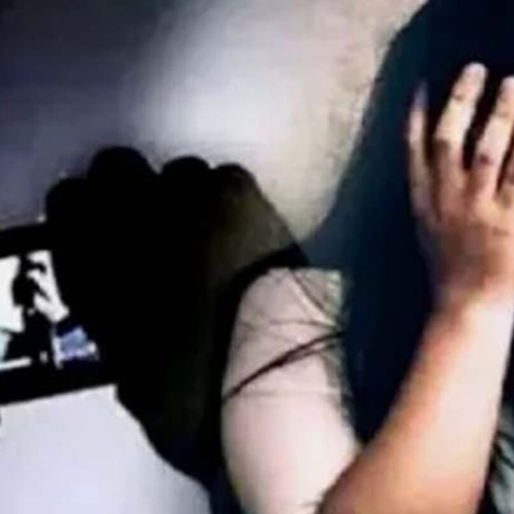 लखनऊ में नहा रही युवती का पड़ोसी ने वीडियो बनाया:घर के बगल में रहता है, आरोपी के पिता पर भी अभद्रता करने का आरोप