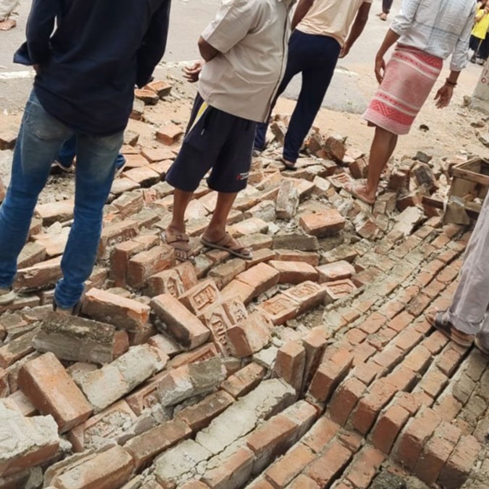 लखनऊ में दीवार गिरने से युवक की मौत:पंक्चर बनवाने के लिए खोल रहा था कार का पहिया, मिस्त्री चोटिल