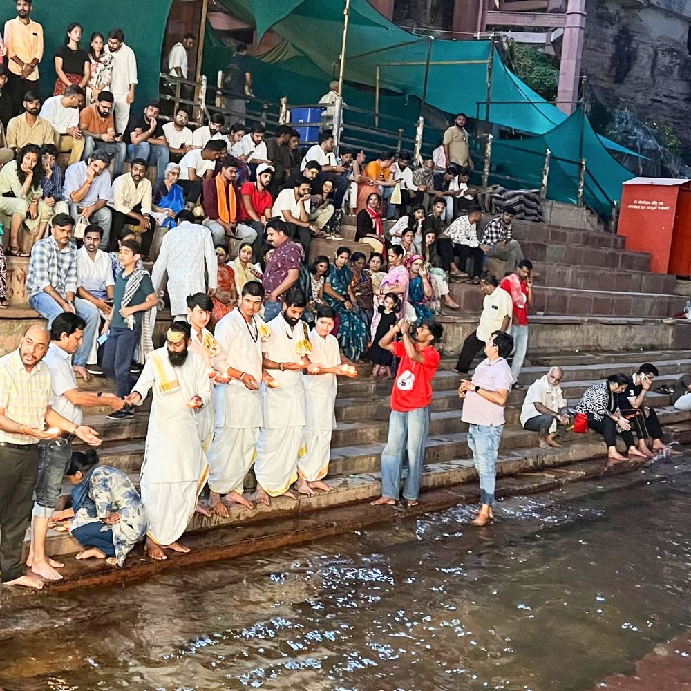 ओंकारेश्वर में नर्मदा संरक्षण की अनूठी पहल:आटे के दीपकों से हो रहा दीपदान, महिलाओं को भी मिल रहा रोजगार