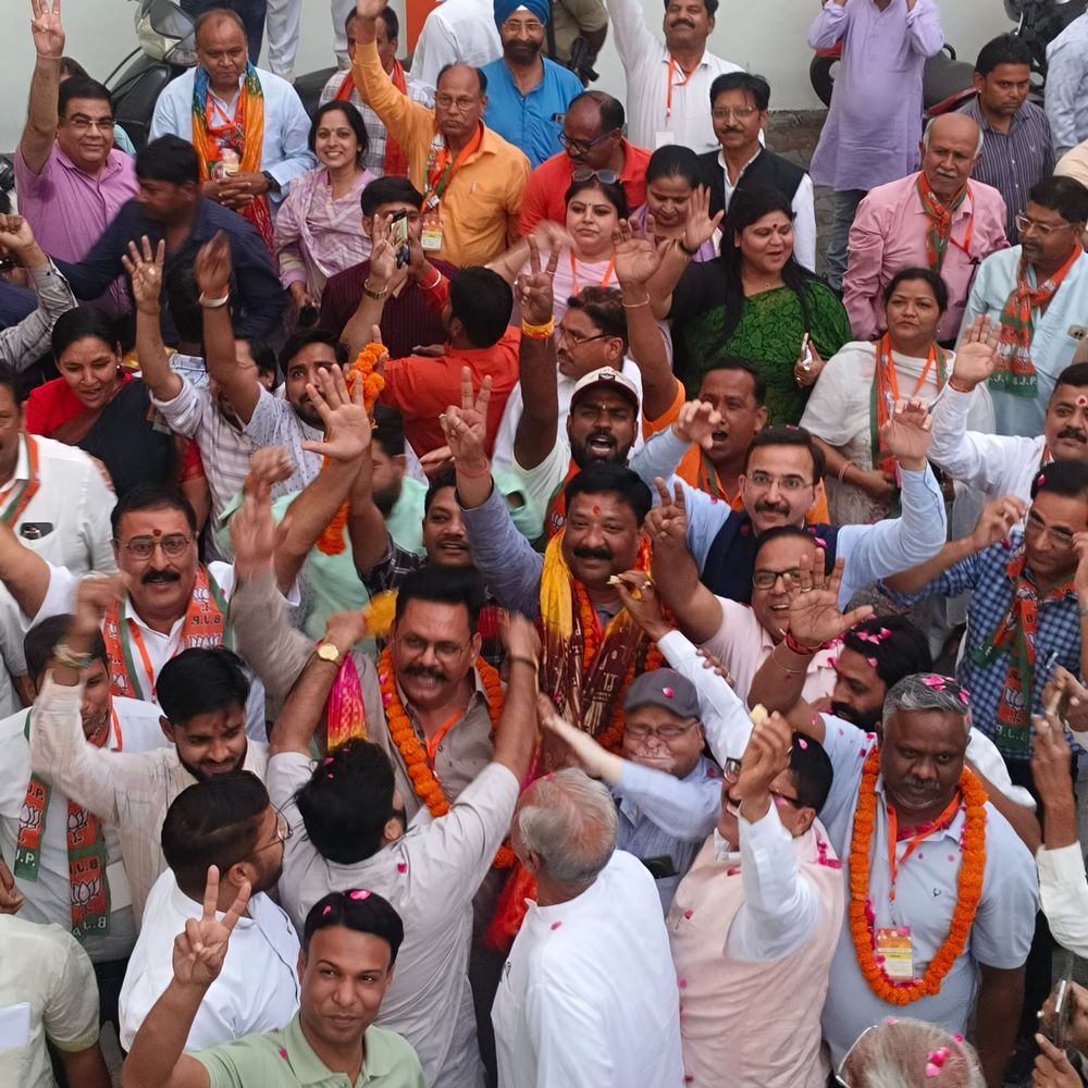 बंगाल चुनाव में बड़ी जीत का बरेली में मना जश्न:भाजपा कार्यकर्ताओं ने आतिशबाजी और ढोल-नगाड़ों के साथ एक-दूसरे को खिलाई मिठाई