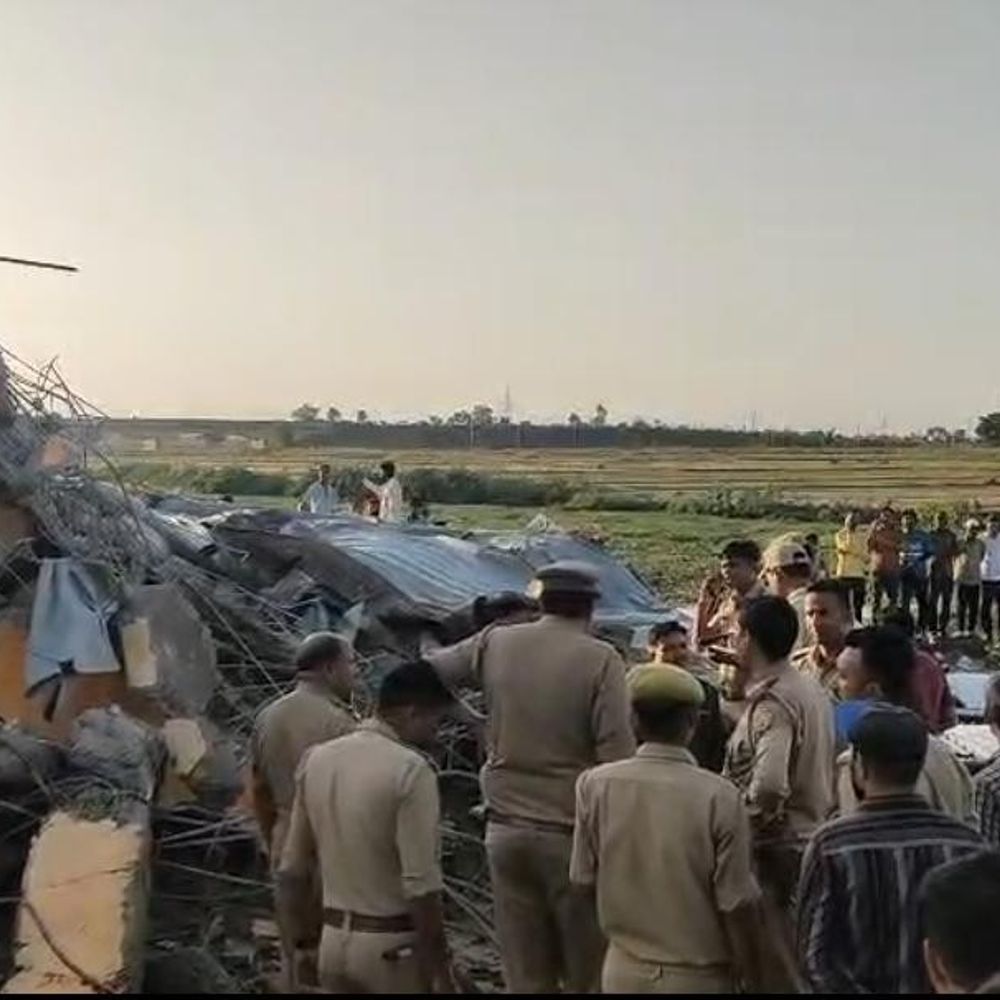 बरेली में पानी की टंकी गिरी:मलबे में दबे 7 लोगों को रेस्क्यू कर बाहर निकाला, 4 साल पहले बनी थी