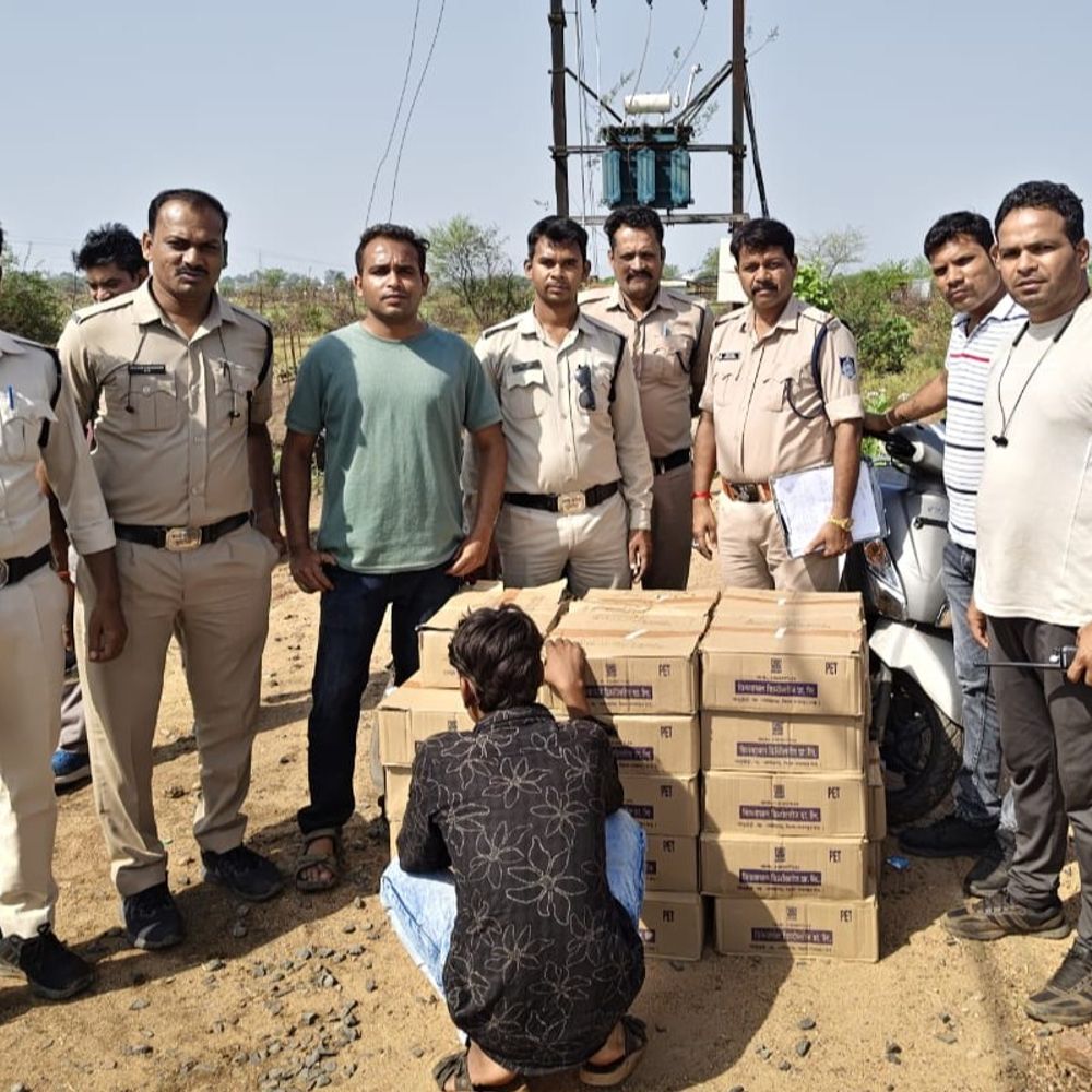 नर्मदापुरम में 1 लाख की शराब जब्त:200 रुपए कमीशन के लिए तस्करी कर रहा 20 वर्षीय युवक गिरफ्तार; मुख्य माफिया फरार