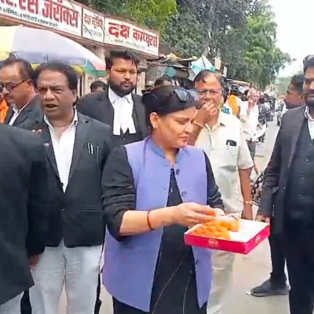 रायबरेली में पश्चिम बंगाल में भाजपा की जीत पर जश्न:कार्यकर्ताओं ने मिठाई बांटकर खुशी जताई, बोले- 'सुशासन और विकास' को चुना