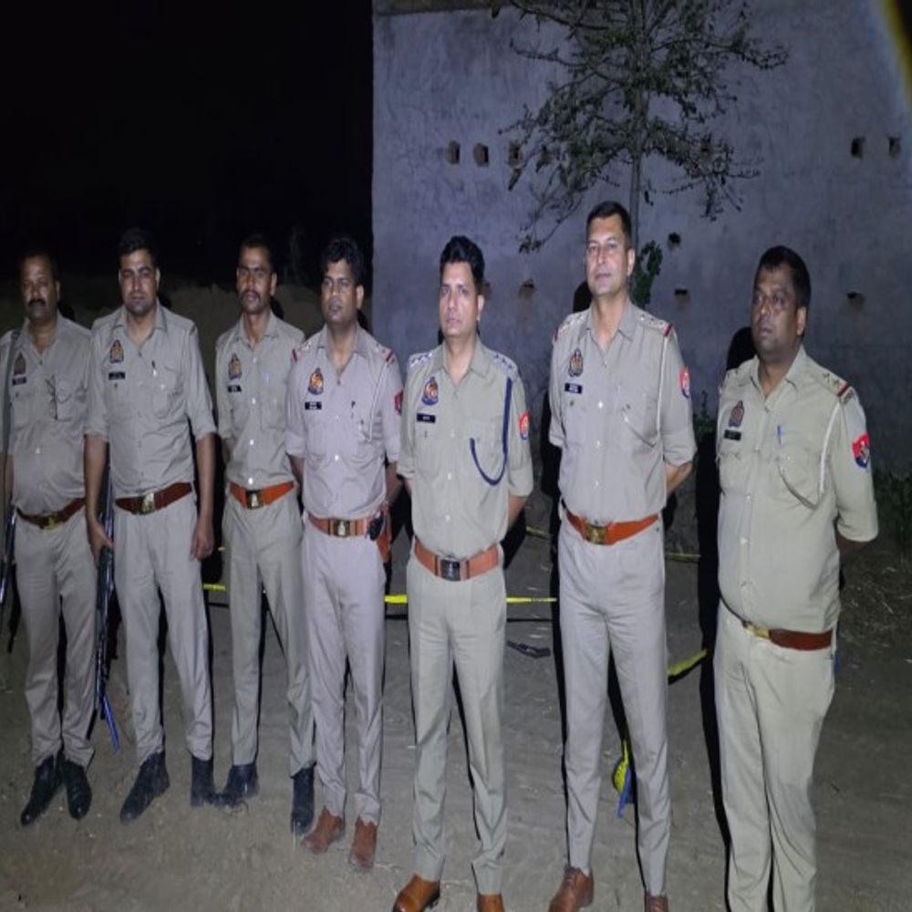 हत्या के प्रयास मामले में फरार आरोपी से हुई मुठभेड़:मथुरा पुलिस की गोली लगने से हुआ घायल, ताऊ और चचेरे भाई पर चलाई थी आरोपी ने गोली
