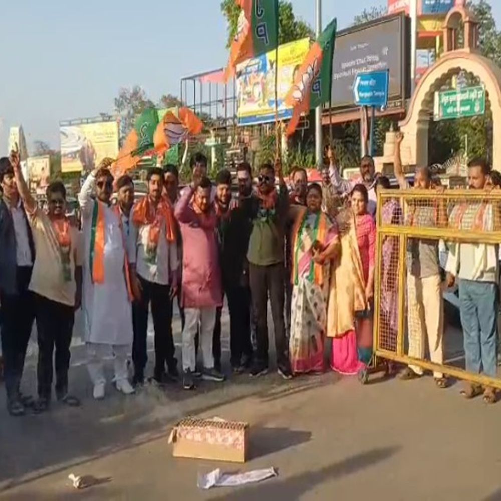 पश्चिम बंगाल में जीत पर भाजपाइयों में खुशी:मथुरा में आतिशबाजी, कहा- पंडित श्यामा प्रसाद मुखर्जी को सच्ची श्रद्धांजलि
