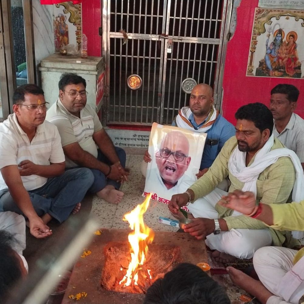 कांग्रेस कार्यकर्ताओं ने अजय के स्वास्थ्य के लिए पूजा की:गाजीपुर के हनुमान मंदिर में की शीघ्र स्वस्थ होने की कामना करते हुए हवन-पूजन किए