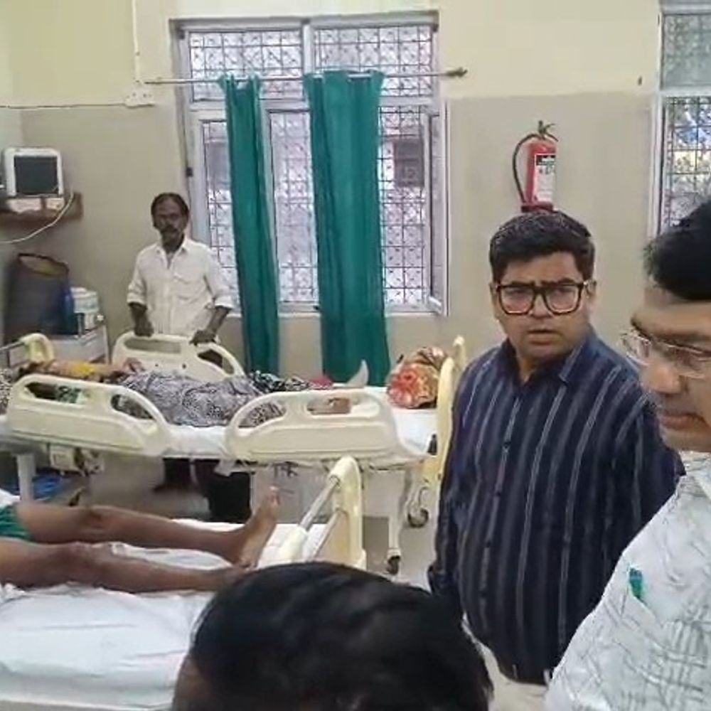 उन्नाव डीएम ने जिला अस्पताल का निरीक्षण किया:गंदगी और जलभराव देख अधिकारियों को लगाई फटकार, कार्रवाई के दिए निर्देश