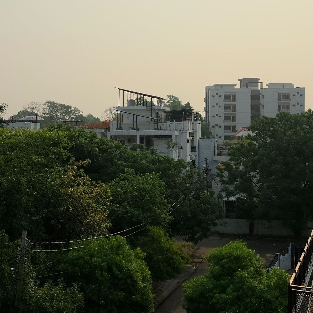 लखनऊ में तेज हवाओं के साथ हो सकती है बारिश:सुबह ठंडक के बाद दिन में बदलेगा मौसम, बुधवार को बारिश के आसार
