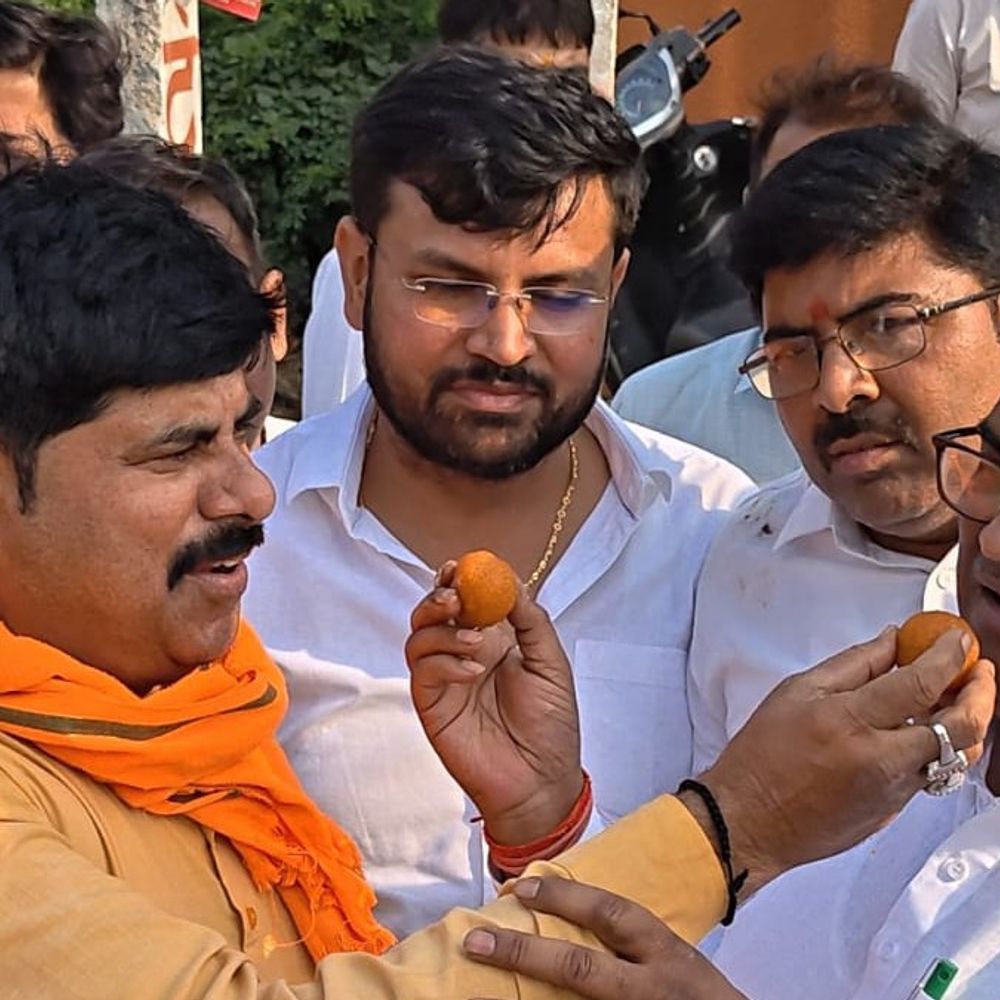 पश्चिम बंगाल चुनाव परिणाम: जौनपुर में भाजपा का जश्न:सीहीपुर कार्यालय पर कार्यकर्ताओं ने पटाखे फोड़कर बांटी मिठाई और झालमुड़ी