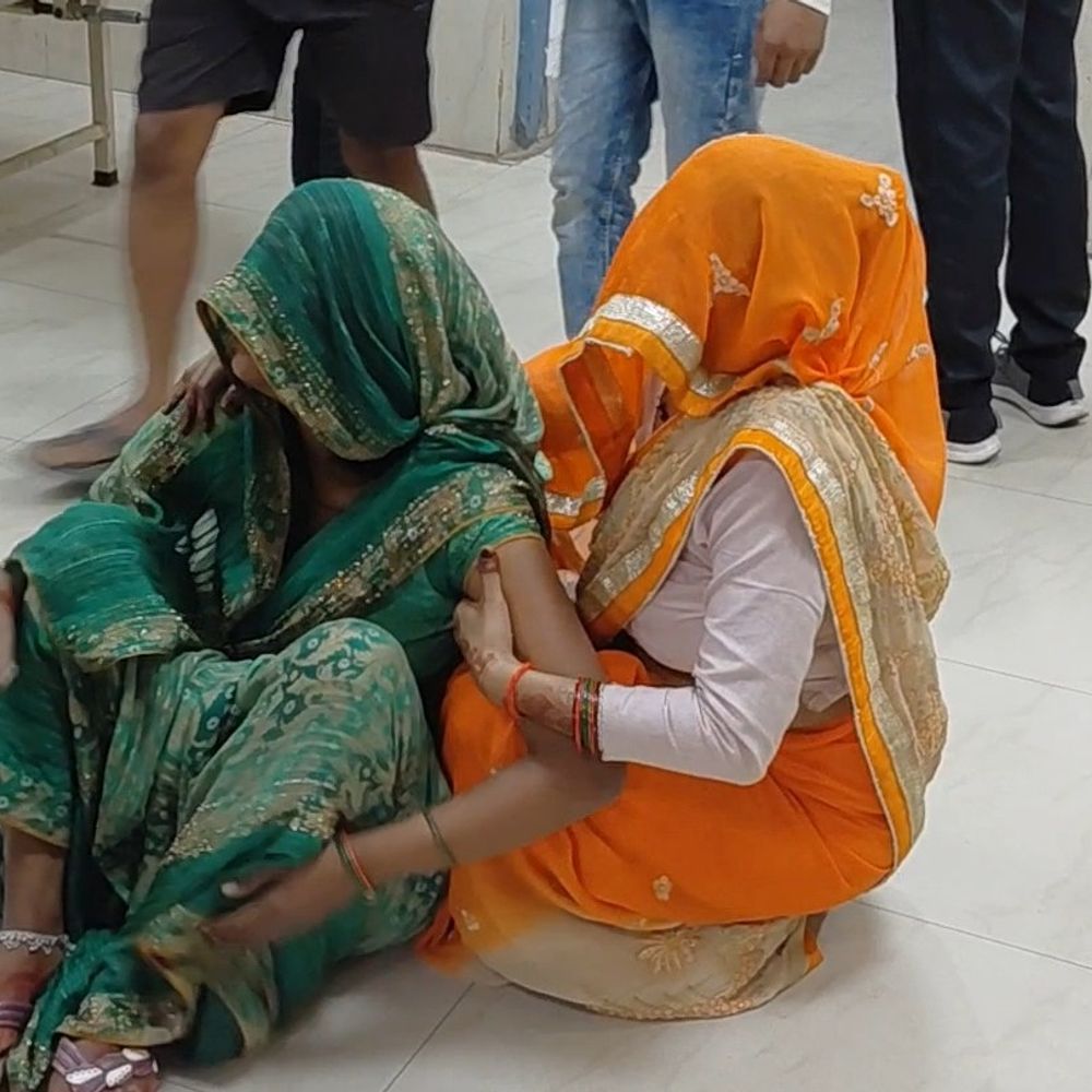 फर्रुखाबाद में बालिका छत से गिरी, गंभीर घायल:खेलने के दौरान 12 फीट ऊंचाई से सड़क पर गिरी