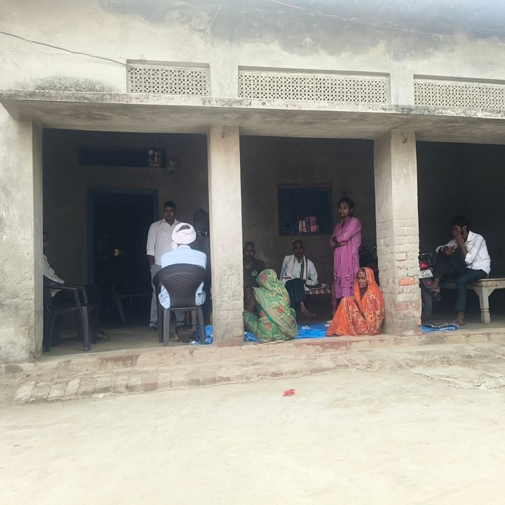 बस्ती में छात्रा का शव फंदे से लटका मिला:हाल ही में पास की थी 12वीं की परीक्षा, पुलिस जांच में जुटी