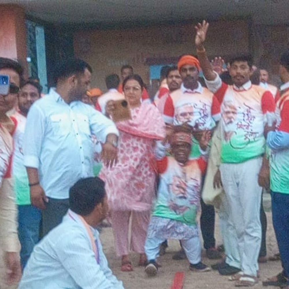 बंगाल सहित अन्य राज्यों में बीजेपी को बहुमत का रुझान:बलिया में कार्यकर्ताओं ने पटाखे फोड़कर और मिठाई खिलाकर मनाया जश्न