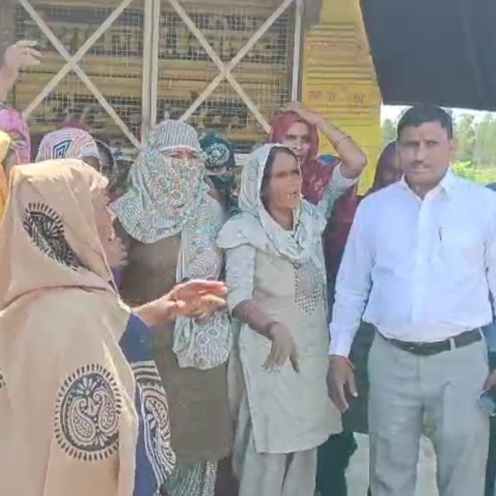 अमरोहा में शराब दुकान के खिलाफ महिलाओं का प्रदर्शन:गांव के बीच से दुकान हटाने की मांग, सामाजिक माहौल बिगड़ने का आरोप