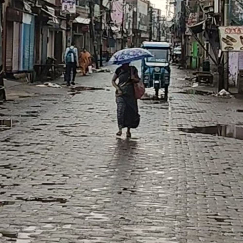 हाथरस में आंधी-बारिश से बदला मौसम:रात से शुरू हुआ मौसम का मिजाज; बिजली आपूर्ति भी हुई प्रभावित