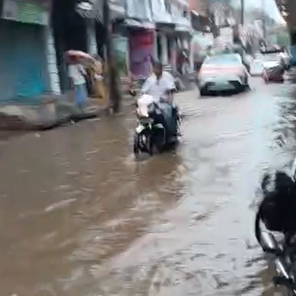 अंबेडकरनगर में बारिश से जलभराव, सड़कें बनीं तालाब:नगरपालिका के दावों की खुली पोल, कई इलाकों में घुटनों तक भरा पानी