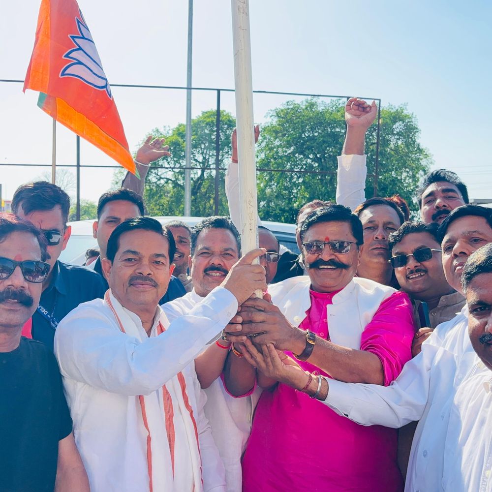 तीन राज्यों में जीत पर भाजपा कार्यकर्ताओं ने मनाया जश्न:बदायूं में कार्यकर्ताओं ने आतिशबाजी कर बांटी मिठाई, ढोल भी बजाए