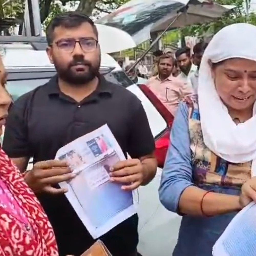 परिजन मरणासन्न भाई को लेकर एसपी कार्यालय पहुंचे:रायबरेली में लालगंज पुलिस की कार्यशैली पर उठे गंभीर सवाल