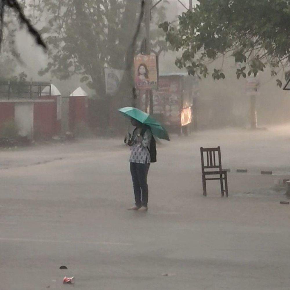 सीतापुर में अचानक बदला मौसम:सुबह घना अंधेरा छाया, 15 मिनट की बारिश से तापमान गिरा