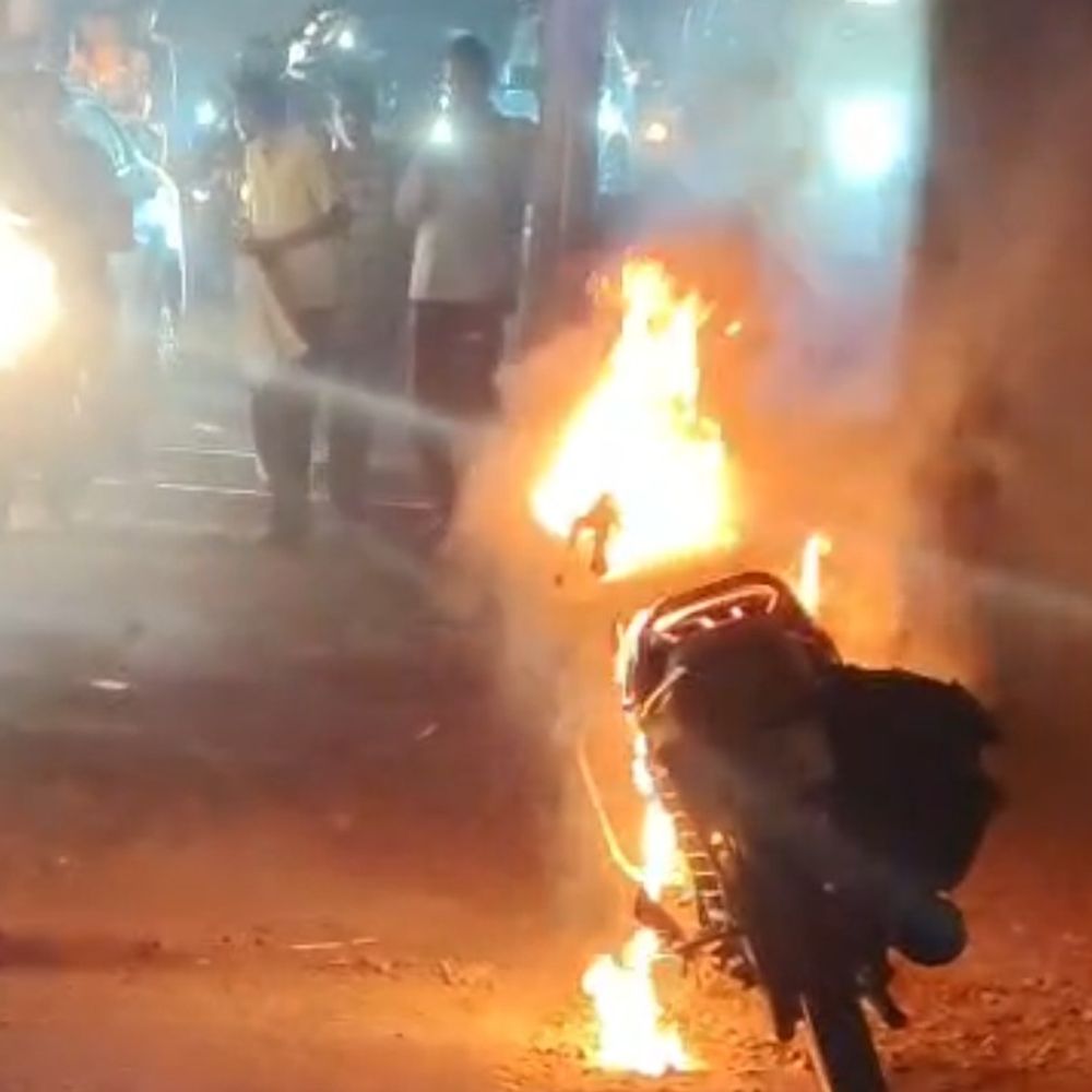 चंदौसी रेलवे फाटक पर खड़ी बाइक में लगी आग:अग्नि सचेतक ने फायर सिलेंडर से बुझाई, हजारों का नुकसान