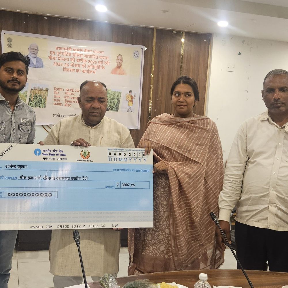 फसल बीमा योजना में किसानों को मिली क्षतिपूर्ति राशि:मेरठ में खरीफ 2025 और रबी 2025-26 के बीमित कृषकों को चेक वितरित किया
